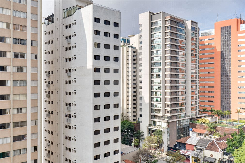 Apartamento à venda com 3 quartos, sendo 2 suítes, em Moema, São Paulo, SP