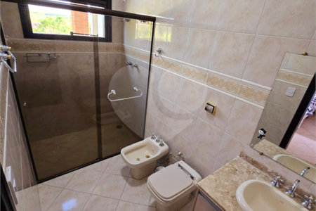 Indaiatuba- Vale das Laranjeiras - Vista dos fundos para o lago - Casa assobradada - 3 pisos, 4 quartos, 2 suítes, uma com hidro ,escritório, sala 3 ambientes, lareira, lavabo,cozinha ampla, despensa, lavanderia, churrasqueira, forno pizza, 6 wcs, piscina, jardim despensa, garagem, segurança