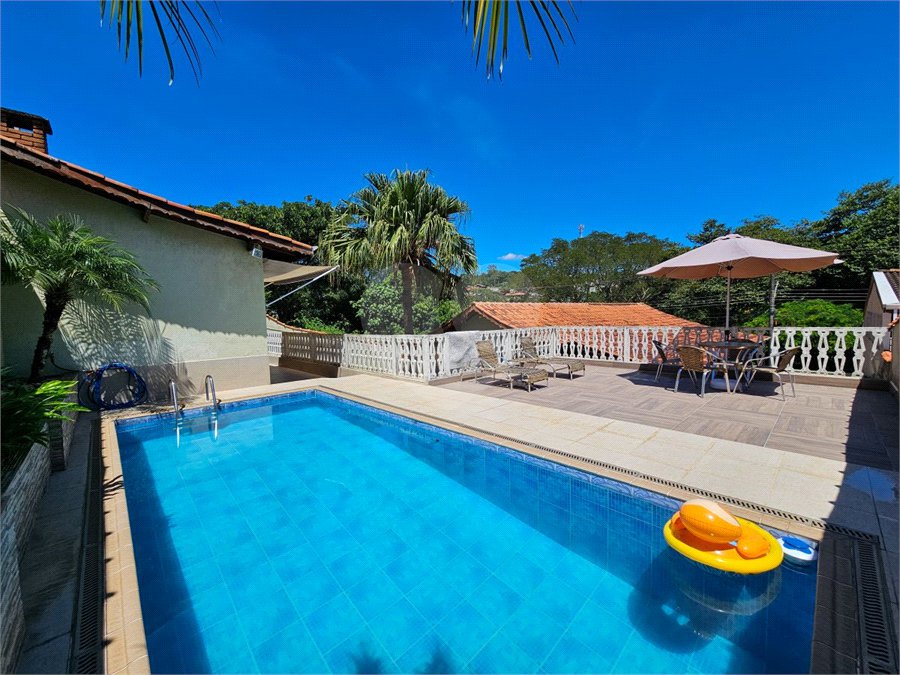Casa térrea em Atibaia com 3 dormitórios (2 suítes), piscina, espaço gourmet, condomínio fechado