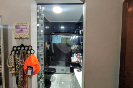 Sobrado à venda com 4 quartos, sendo 2 suítes, em Vila Paulicéia, São Paulo, SP