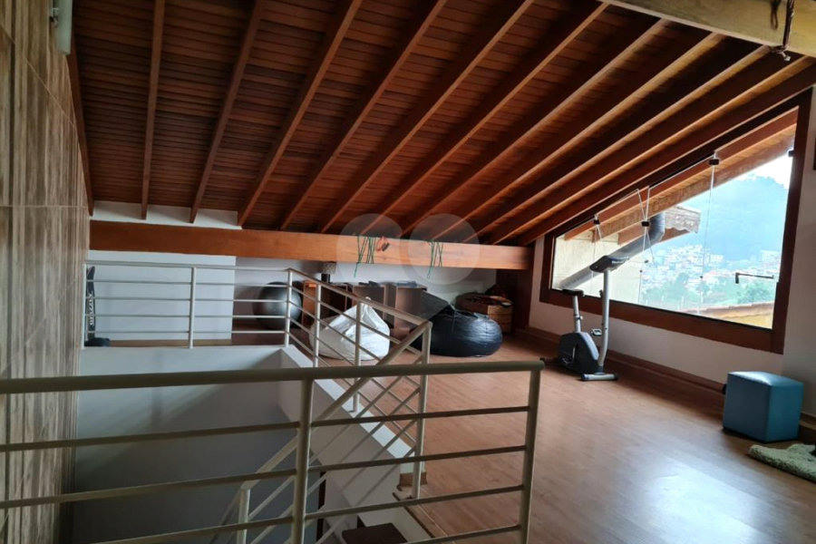 Sobrado à venda com 3 suítes em Horto, São Paulo, SP