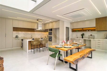 Casa Térrea – Condomínio Maria Cândida - 300 m² de terreno - 212 m² de área construída - 4 vagas de garagem, sendo 2 cobertas - Sala de jantar e estar integradas, com pé-direito duplo e cortina - 3 suítes com ar-condicionado, sendo 1 master com closet – planejado – Roupeiro – Escritório - Cozinha