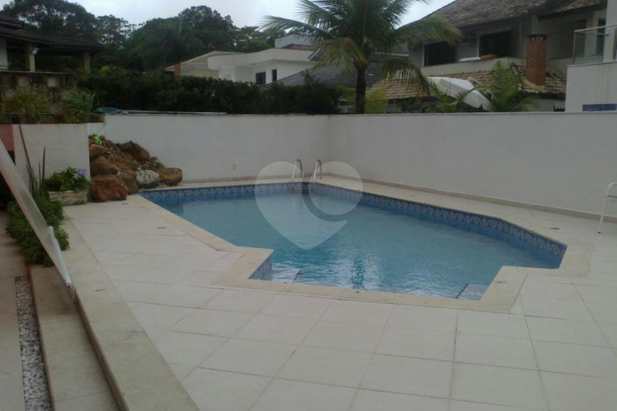 Sobrado à venda com 5 suítes em Enseada, Bertioga, SP