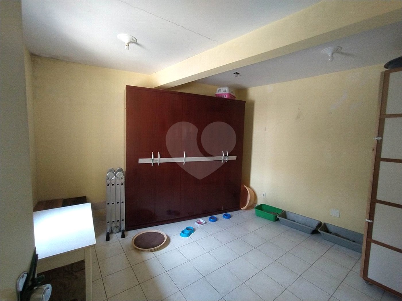 Casa à venda com 6 quartos, sendo 2 suítes, em Chora Menino, São Paulo, SP