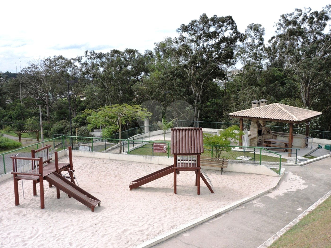 Casa à venda com 3 suítes no condomínio Reserva Santa Maria, Jandira - SP