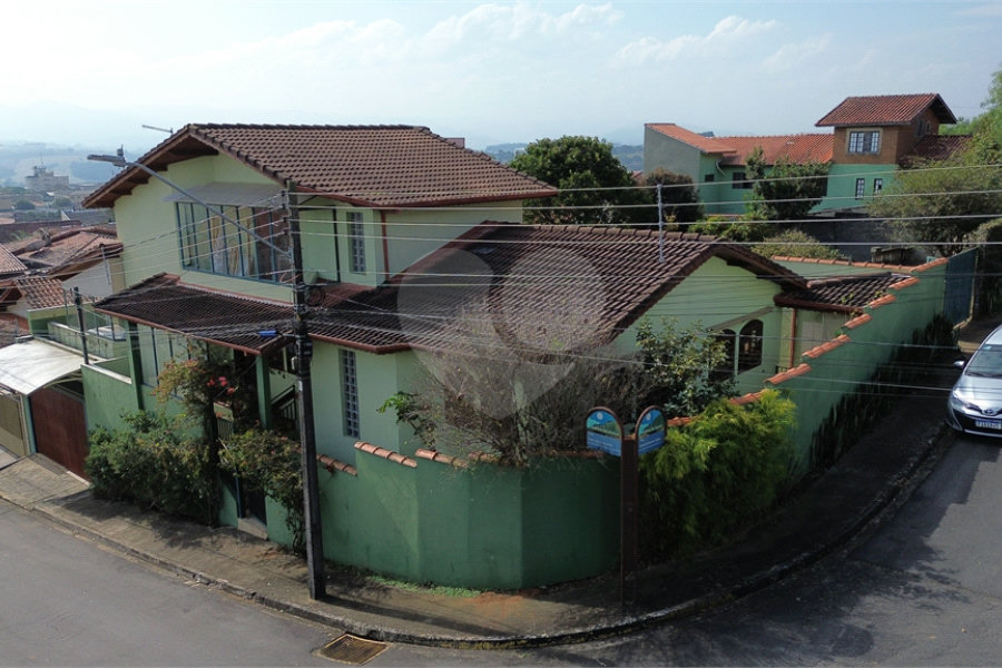 Casa à venda com 3 quartos, sendo 1 suíte, no Centro, Extrema, MG