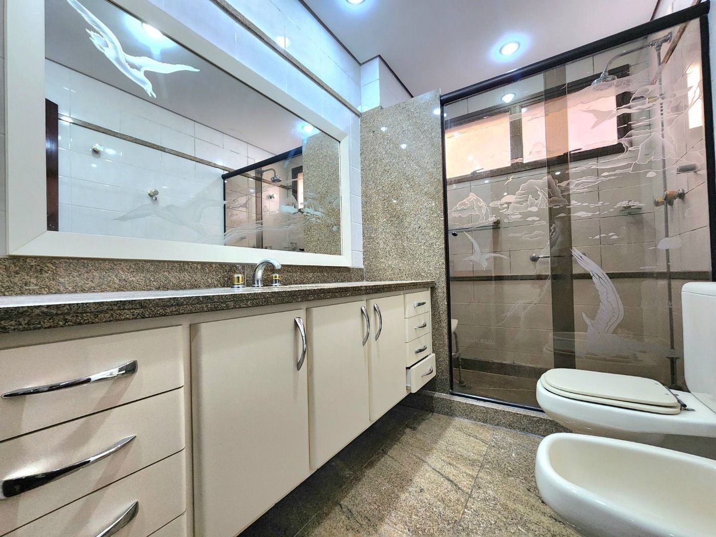 Apartamento Alto Padrão Frente Mar com 4 Dormitórios, 3 Suítes e 3 Vagas na Orla de Santos