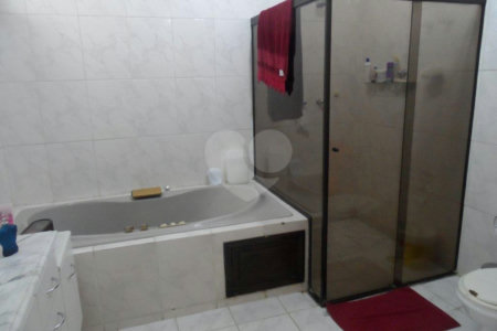 Sobrado à venda com 5 quartos, sendo 3 suítes, em Interlagos, São Paulo, SP