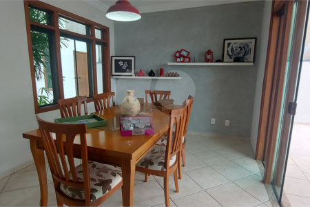 Sobrado à venda com 3 quartos, sendo 1 suíte, em Jardim Santa Rosália, Sorocaba, SP