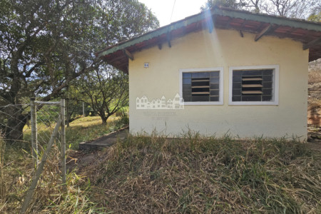 Chácara à venda com 2 quartos em Estância Santa Maria do Laranjal, Atibaia, SP