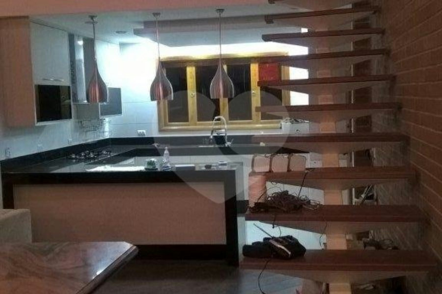 Casa à venda ou para alugar com 3 suítes no condomínio Vilarejo Estoril, Mairiporã - SP
