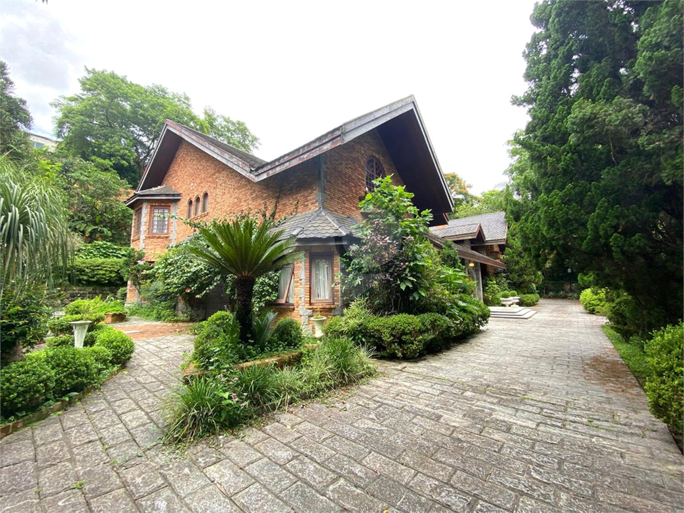 Casa à venda ou para alugar com 5 quartos, sendo 3 suítes,  em Fazenda Morumbi, São Paulo, SP