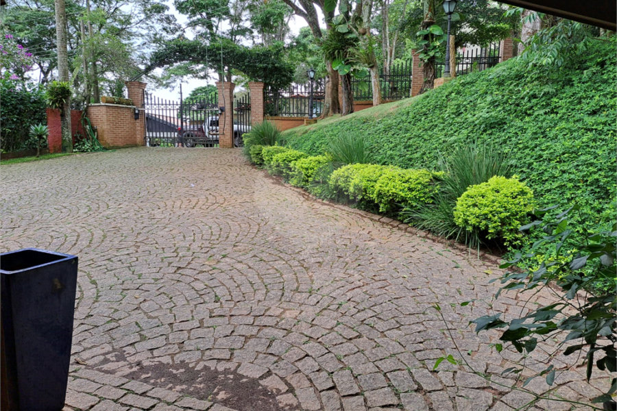 Casa à venda ou para alugar com 3 quartos, sendo 1 suíte,  no condomínio Parque Petrópolis 4 Secção, Mairiporã - SP