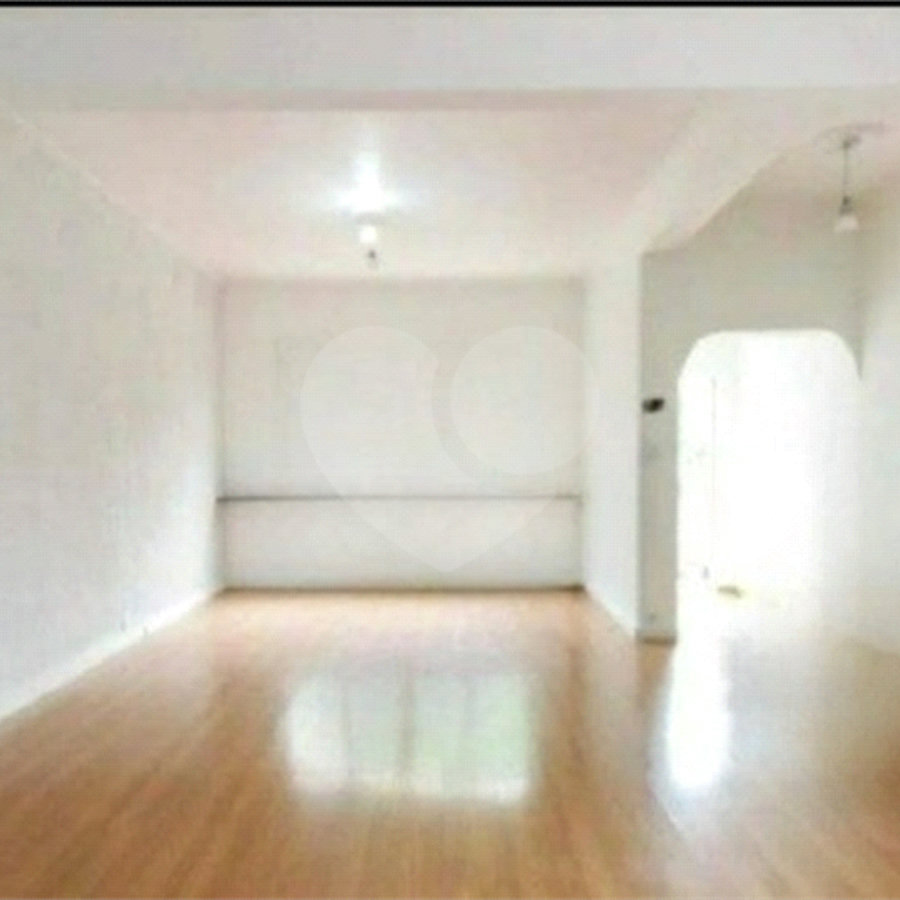 Sobrado à venda na Mooca de 212m² com 2 dormitórios, 1 suíte e 2 vagas.