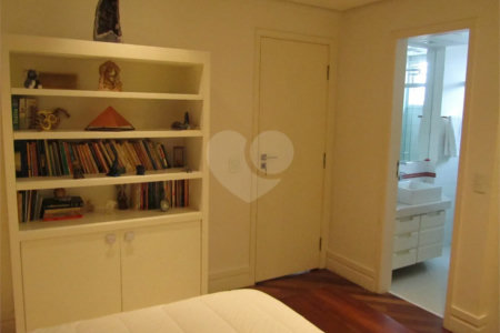 Cobertura Duplex com 126,metros quadrados próximo ao Shopping Pátio Paulista.