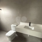 Sobrado de alto padrão no Swiss Park, totalmente reformado, com 4 suítes, piscina, elevador, espaço gourmet, 4 vagas e condomínio com lazer completo.