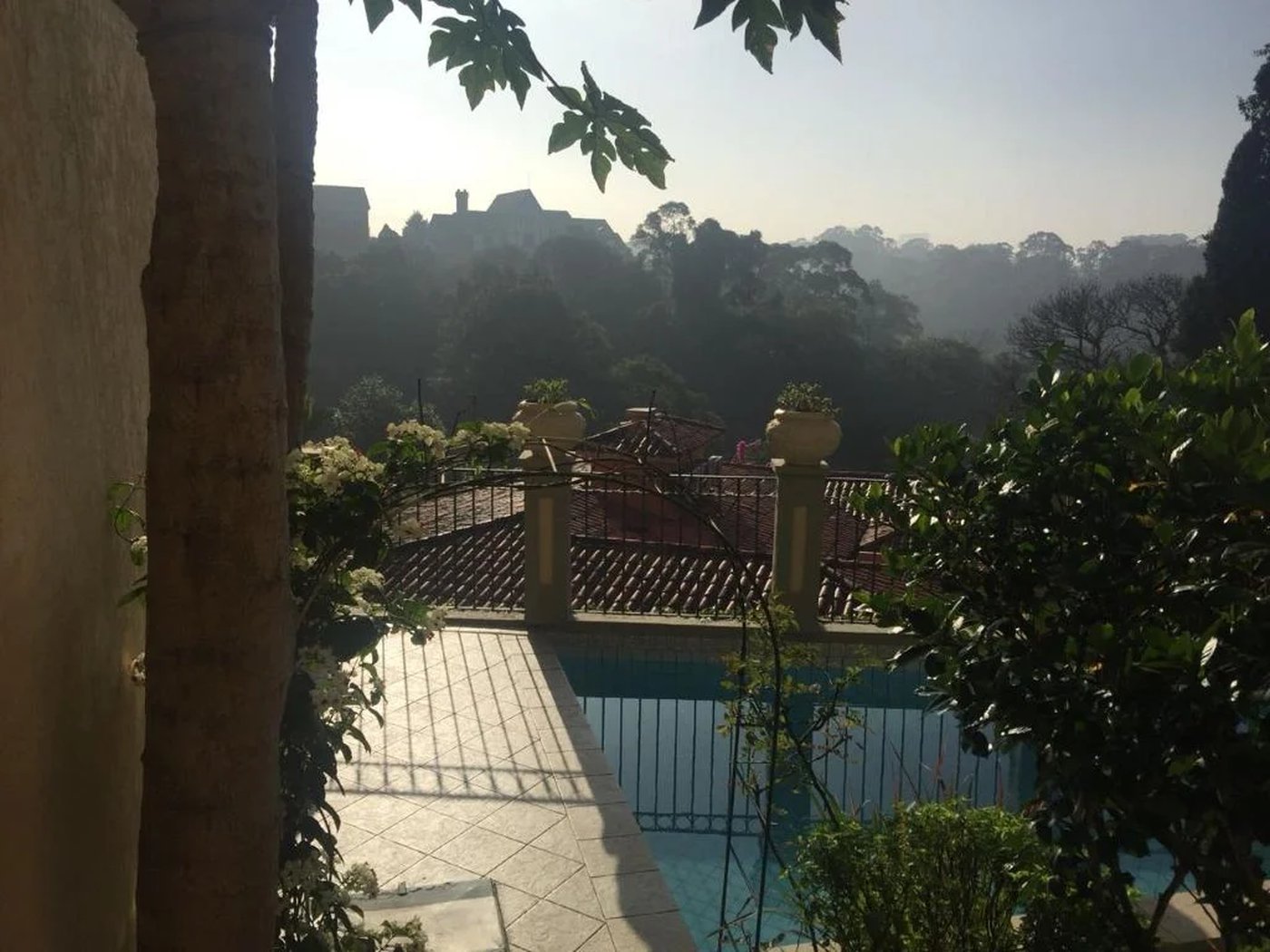 Casa à venda com 5 quartos, sendo 4 suítes, no condomínio Jardim Vitória Régia, São Paulo - SP