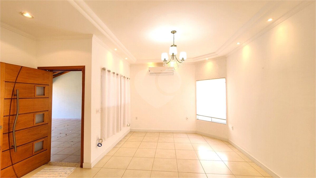 Casa à venda com 3 quartos, sendo 1 suíte, no condomínio Veneto, Araraquara - SP