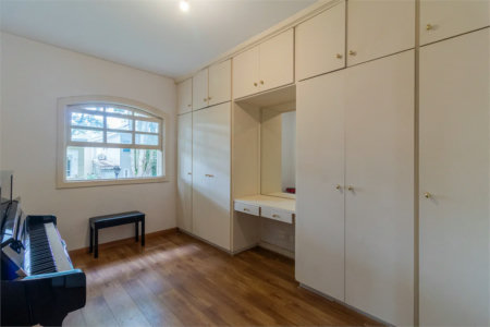 Casa à venda com 4 quartos, sendo 2 suítes, no condomínio Vila das Flores, São Paulo - SP