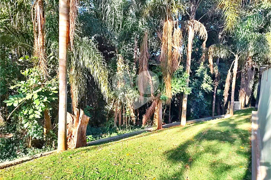 Casa à venda com 4 quartos, sendo 3 suítes, no condomínio Cantareira, Mairiporã - SP