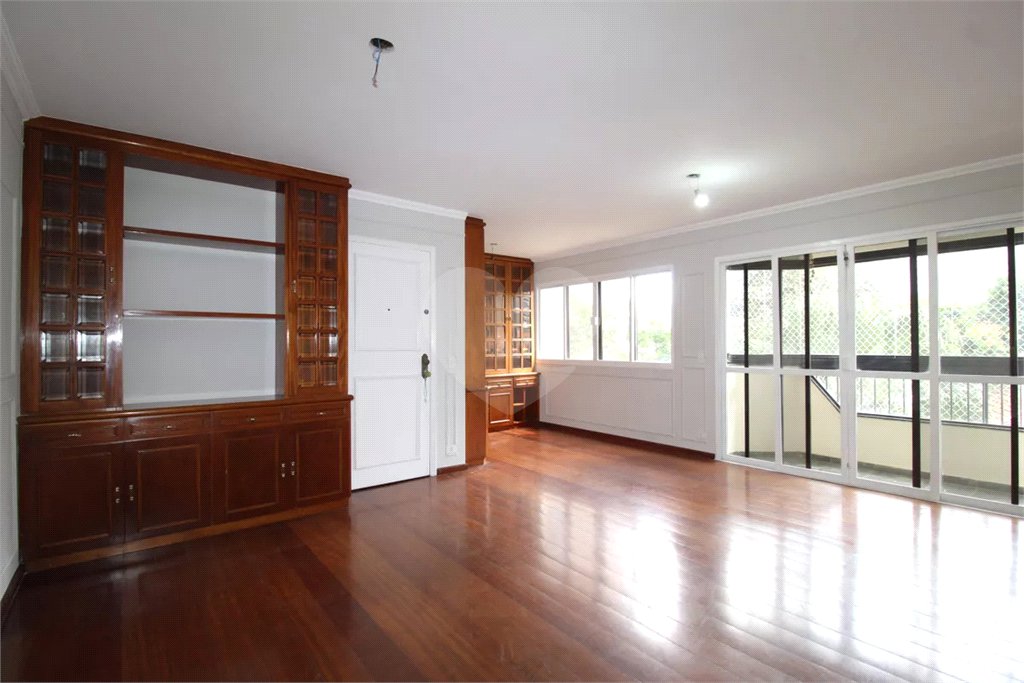 Apartamento à venda com 3 quartos, sendo 1 suíte,  em Vila Uberabinha, São Paulo, SP