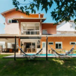 Casa à venda com 5 quartos, sendo 4 suítes, no condomínio Figueira Garden, Atibaia - SP