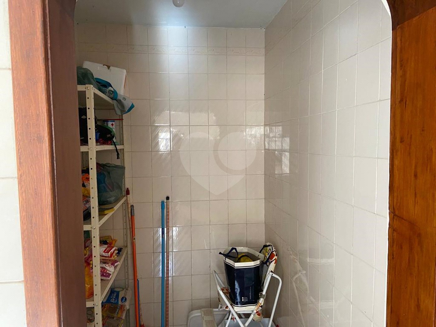 Casa à venda com 5 quartos, sendo 4 suítes, no condomínio Vilarejo Estoril, Mairiporã - SP