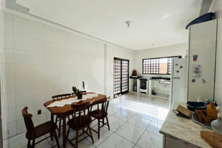 Casa á venda, com 03 Dormitórios, em São Carlos.