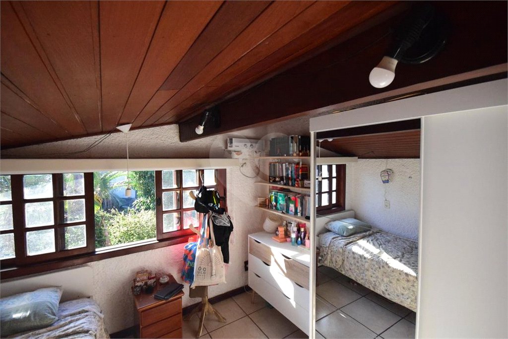 Casa à venda com 5 quartos, sendo 1 suíte, no condomínio Vivendas, Rio de Janeiro - RJ