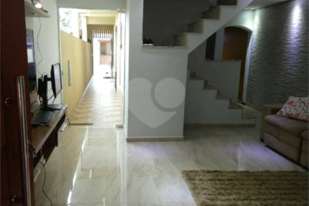 Sobrado à venda com 3 quartos, sendo 1 suíte,  em Jardim Santa Rita de Cássia, Suzano, SP