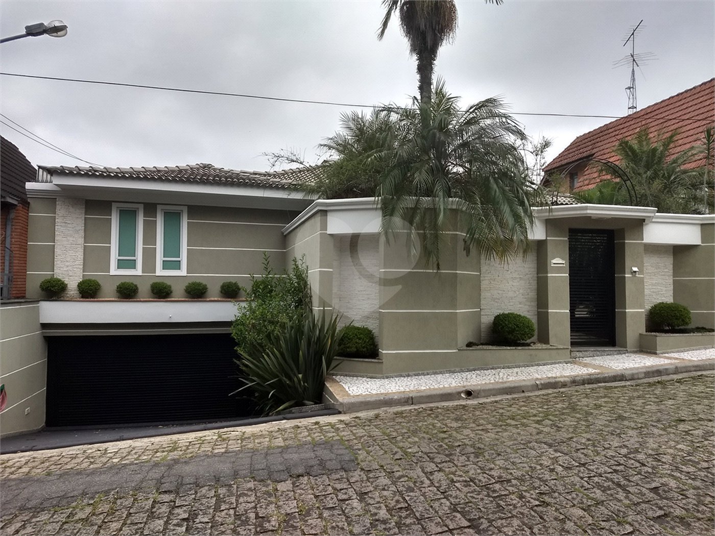 Casa Térrea à venda ou para alugar com 4 suítes em Horto, São Paulo, SP