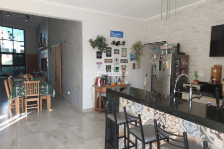 Casa à venda com 4 quartos, sendo 2 suítes,  no condomínio Figueira Garden, Atibaia - SP