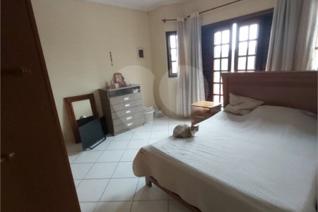 Sobrado à venda com 3 quartos, sendo 1 suíte,  em Vila Bernadotti, Mogi das Cruzes, SP