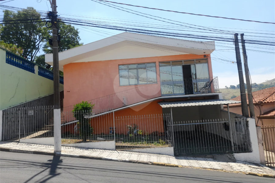 Casa à venda com 3 quartos, sendo 1 suíte, no Centro, Serra Negra, SP