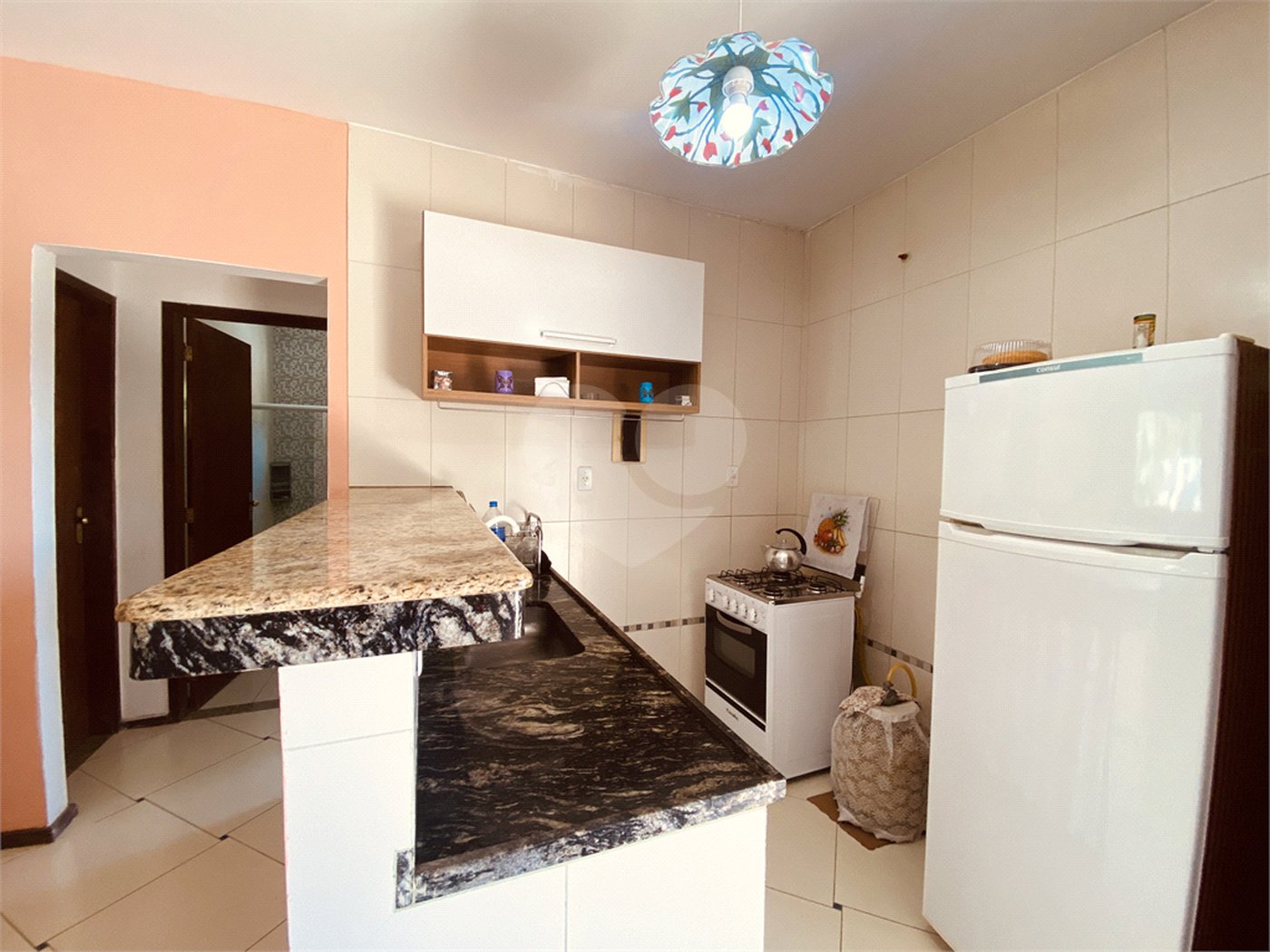 Casa em condomínio para alugar com 2 quartos, sendo 1 suíte, em Caravelas, Armação dos Búzios, RJ