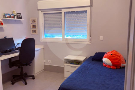 Sobrado à venda com 4 quartos, sendo 2 suítes, em Vila Santo Antônio, Cotia, SP