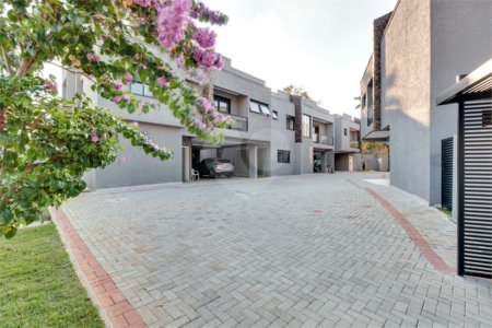 Casa à venda com 4 suítes no condomínio Reserva Robélia, São Paulo - SP