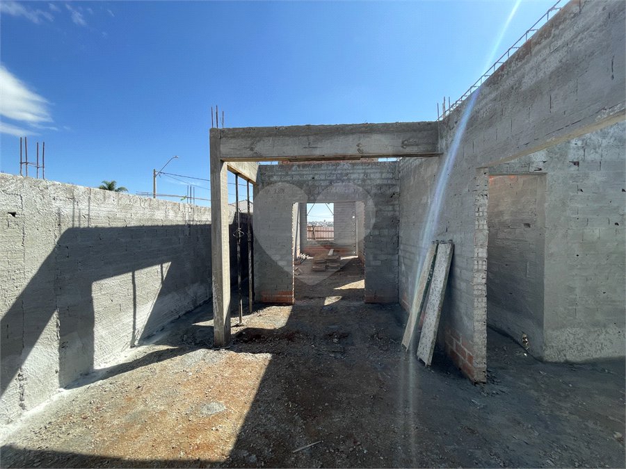 Casa à venda com 3 quartos, sendo 1 suíte, no condomínio Tivolli Residencial, Itapetininga - SP