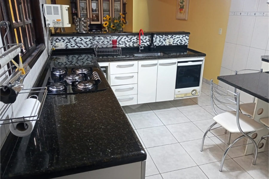 Sobrado à venda com 3 quartos, sendo 1 suíte, em Parque Continental II, Guarulhos, SP