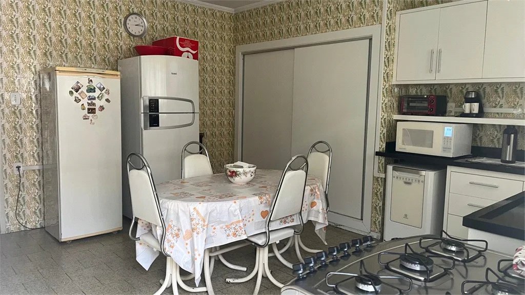 Procurando tranquilidade sem abrir mão da praticidade? Esta casa na Rua Diogo Ortiz oferece o equilíbrio perfeito.