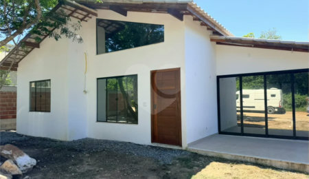 Casa à venda com 4 quartos, sendo 3 suítes, em Caravelas, Armação dos Búzios, RJ