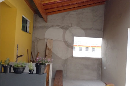Casa à venda com 2 suítes em Jardim Layr, Mogi das Cruzes, SP