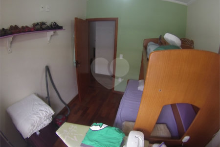 Sobrado com 4 quartos sendo 2 suítes.