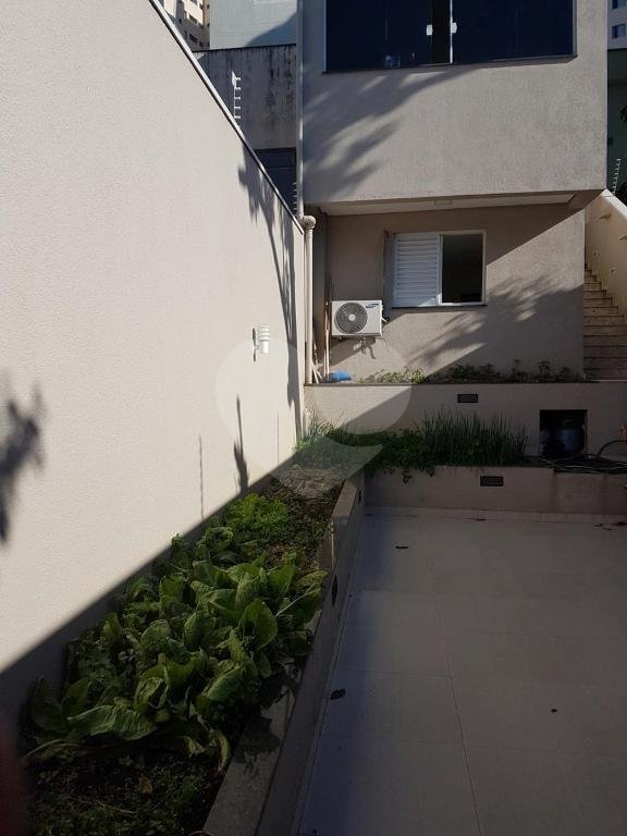 Sobrado à venda com 4 quartos, sendo 2 suítes, em Parque Maria Domitila, São Paulo, SP
