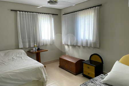 Casa à venda com 4 quartos, sendo 3 suítes, no condomínio Vila Hípica I, Vinhedo - SP