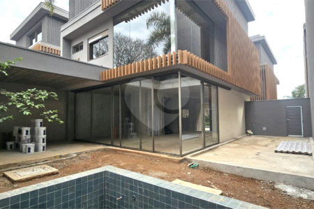 Casa à venda com 4 suítes no condomínio Plm 875, São Paulo - SP