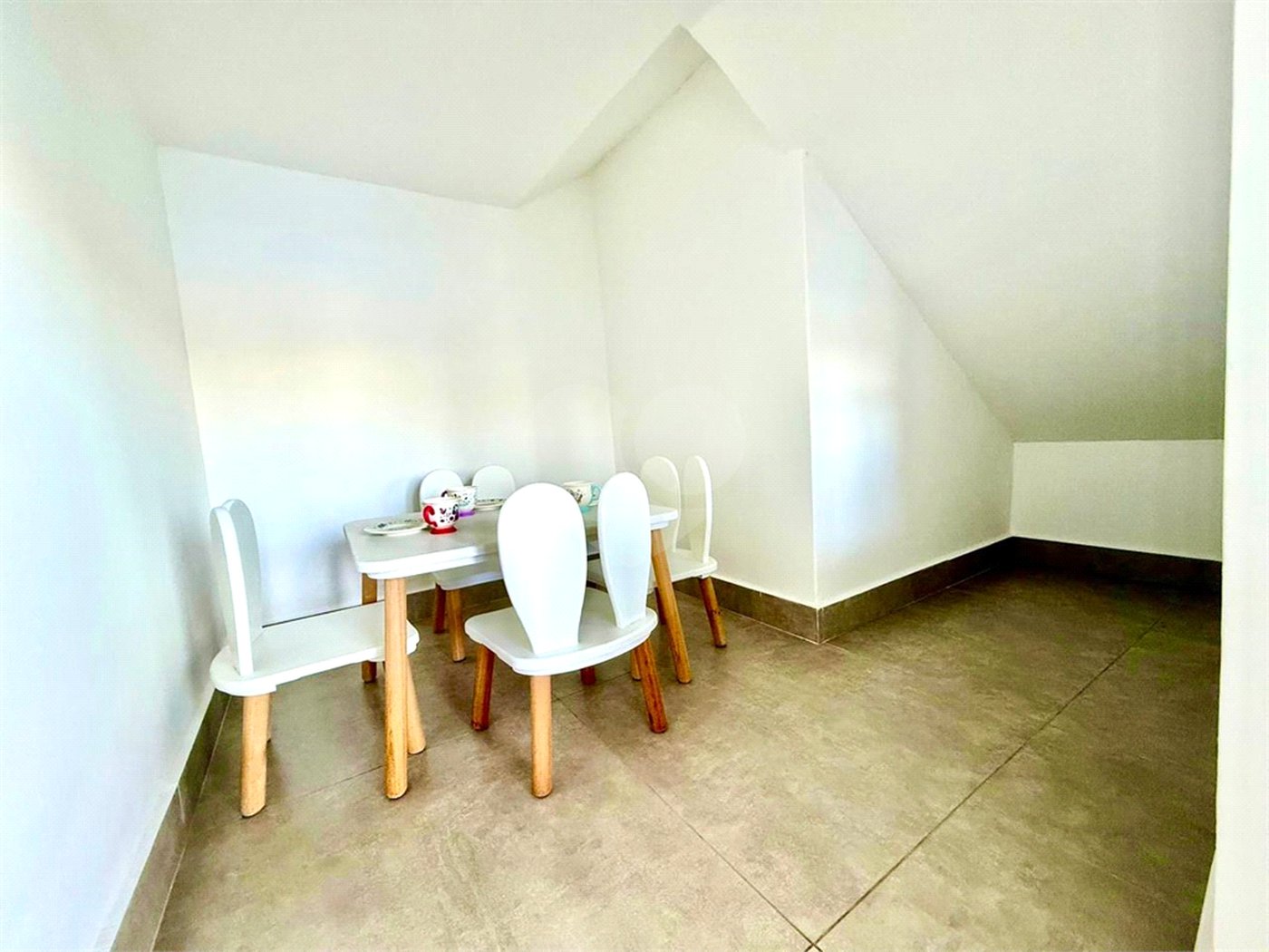 Casa à venda com 4 quartos, sendo 3 suítes, no condomínio Village Araçoiaba, Araçoiaba da Serra - SP