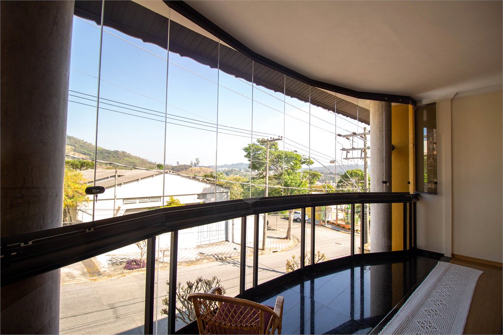 Sobrado à venda com 5 quartos, sendo 3 suítes, no Centro, São Roque, SP