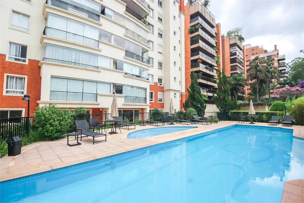 Apartamento à venda com 3 suítes em Real Parque, São Paulo, SP