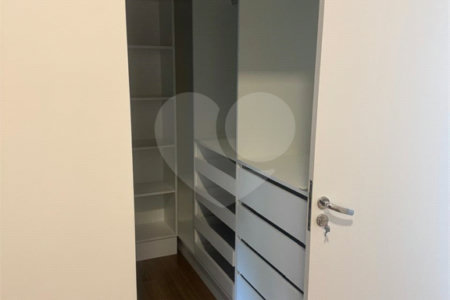 Casa à venda com 4 suítes no condomínio Figueira Garden, Atibaia - SP